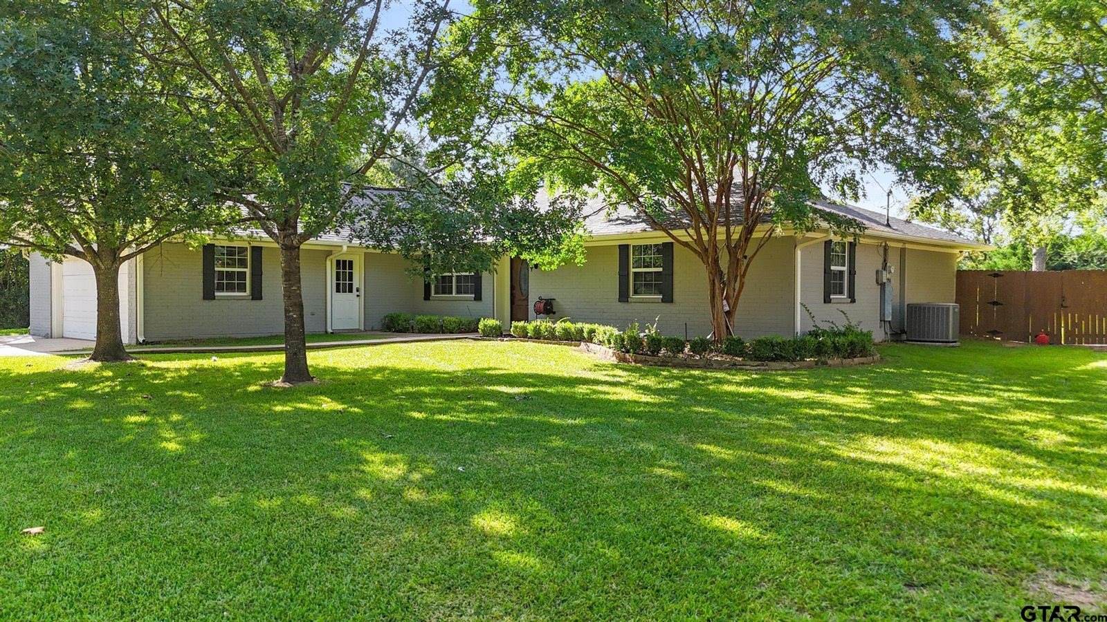 202 Robinwood Dr, Whitehouse, TX 75791