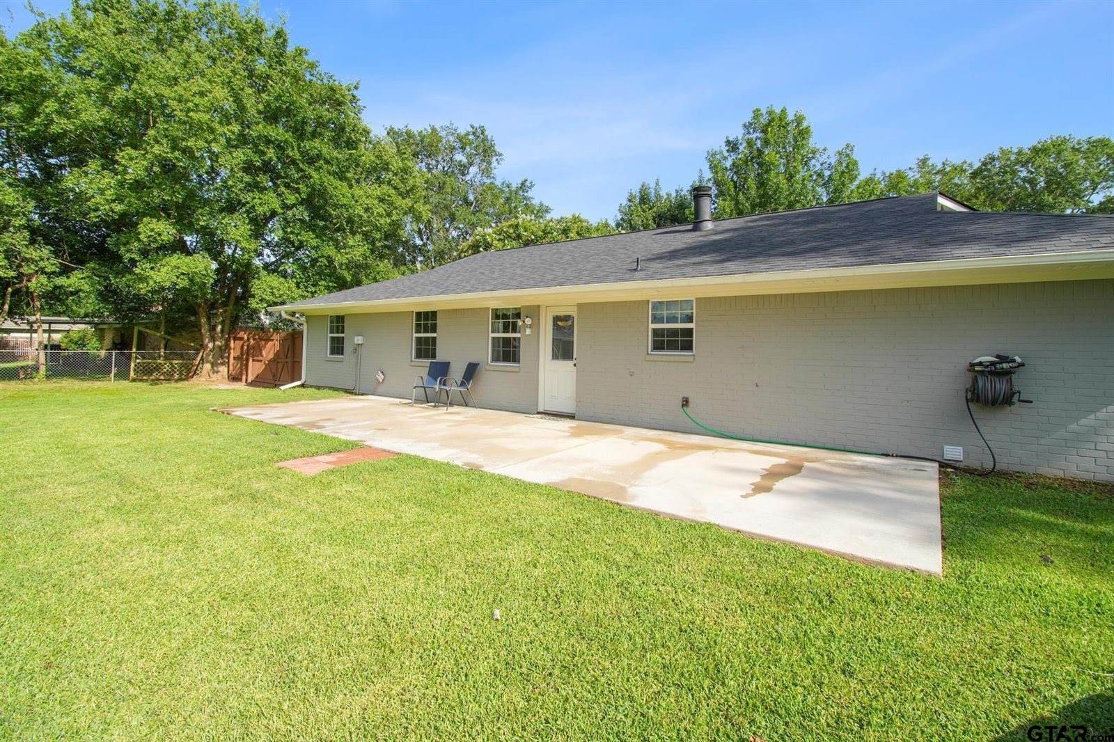 202 Robinwood Dr, Whitehouse, TX 75791