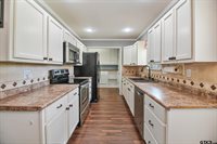 202 Robinwood Dr, Whitehouse, TX 75791