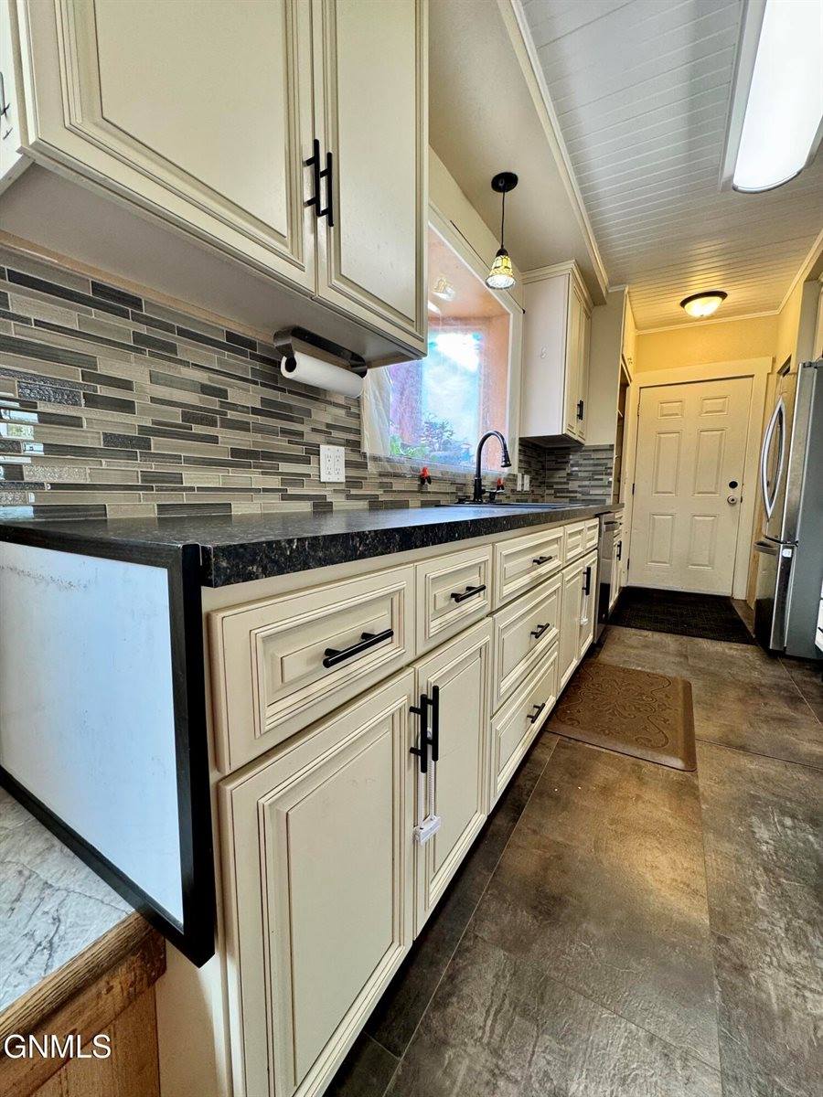 517 4th Avenue East, Williston, ND 58801