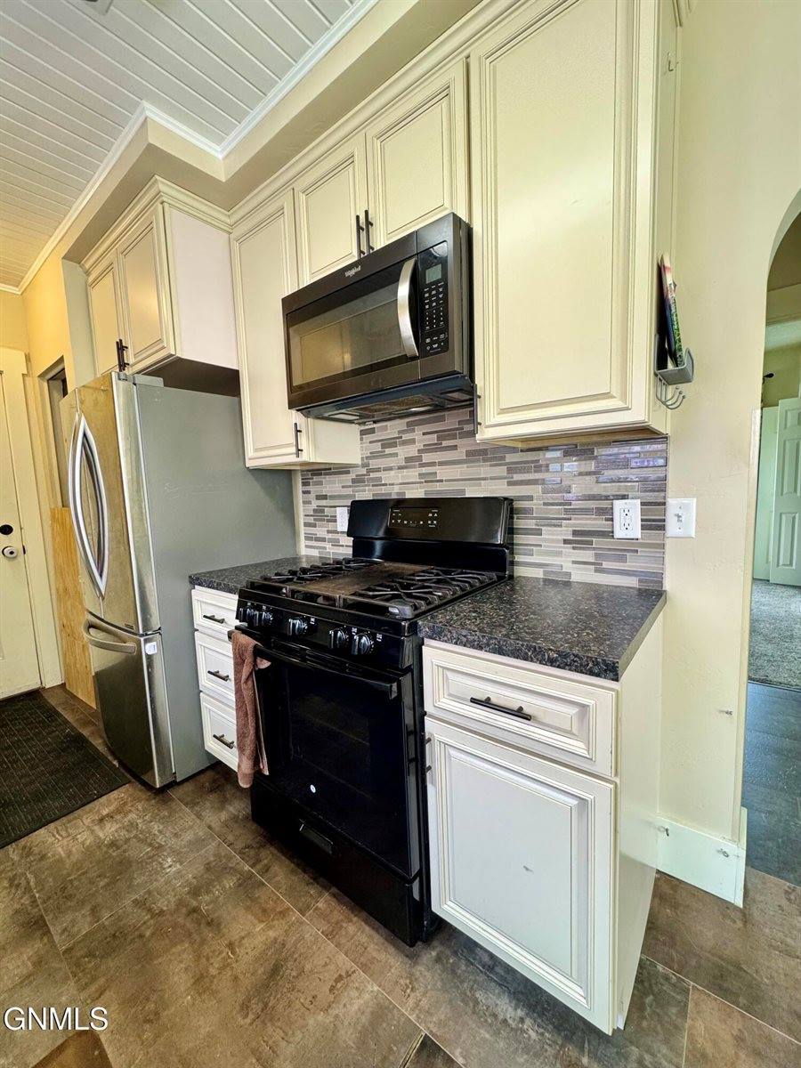 517 4th Avenue East, Williston, ND 58801