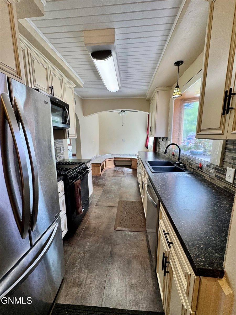 517 4th Avenue East, Williston, ND 58801