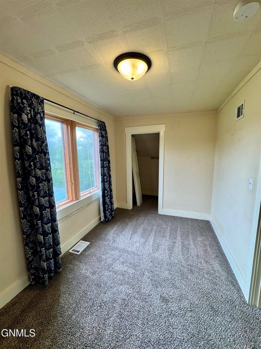 517 4th Avenue East, Williston, ND 58801