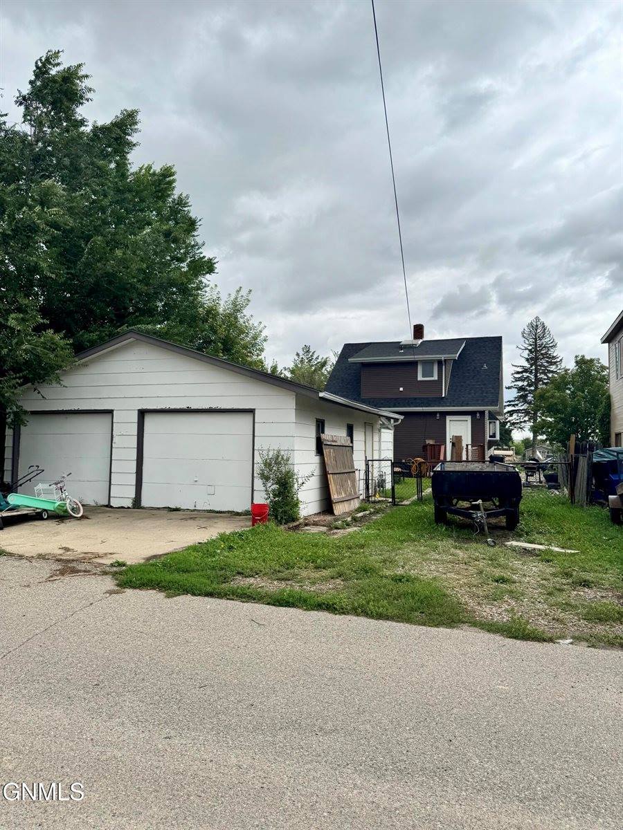 517 4th Avenue East, Williston, ND 58801