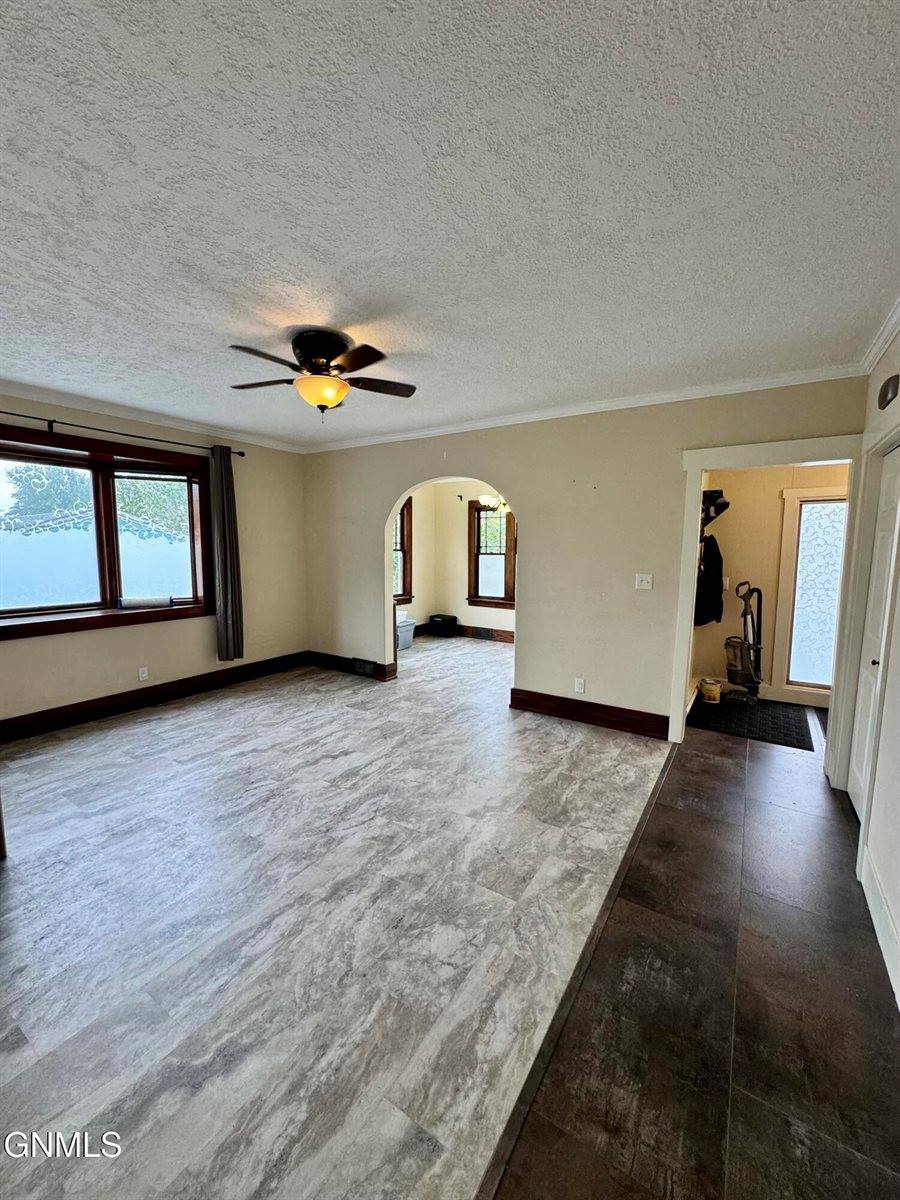 517 4th Avenue East, Williston, ND 58801