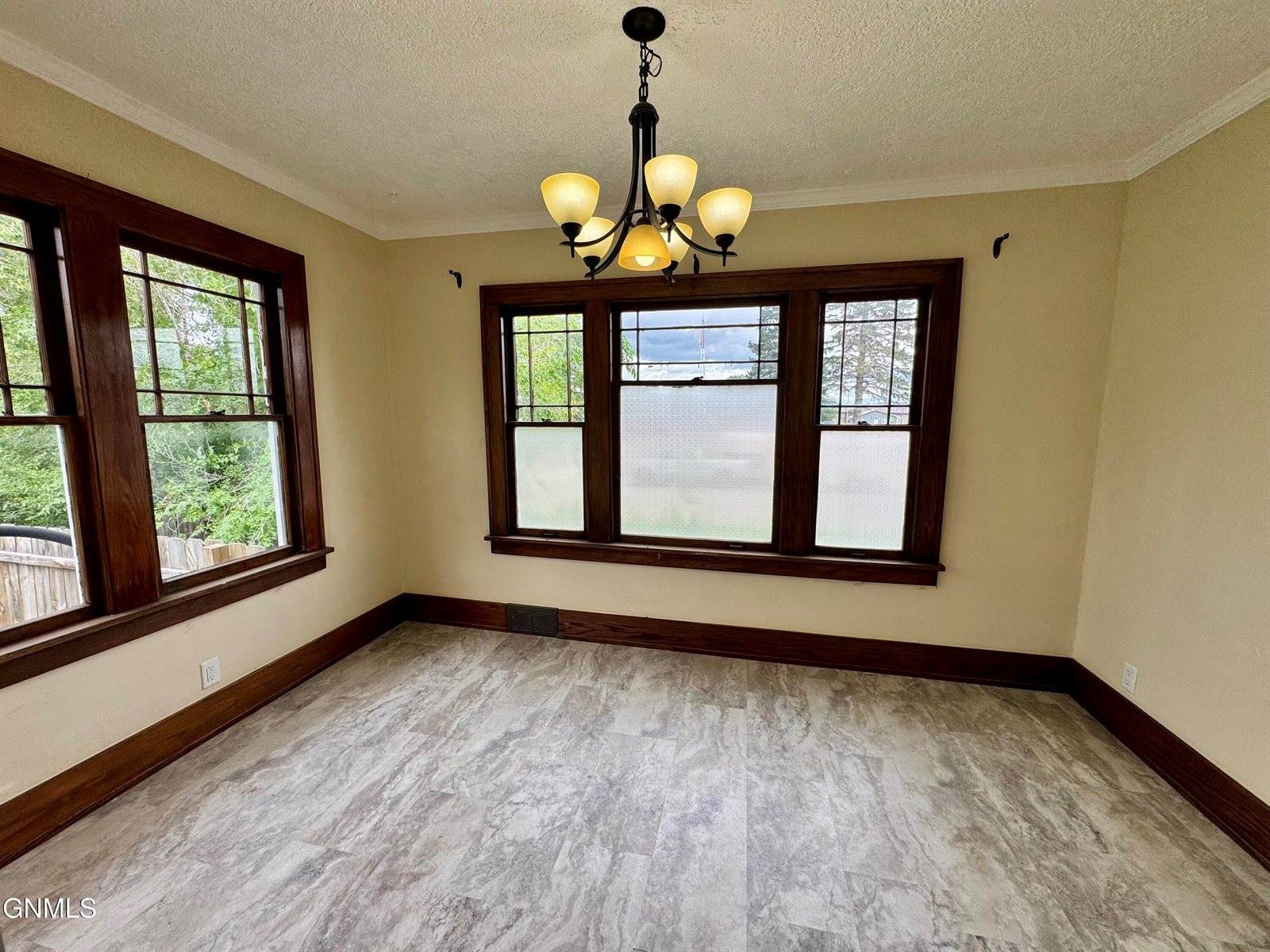 517 4th Avenue East, Williston, ND 58801