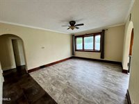 517 4th Avenue East, Williston, ND 58801