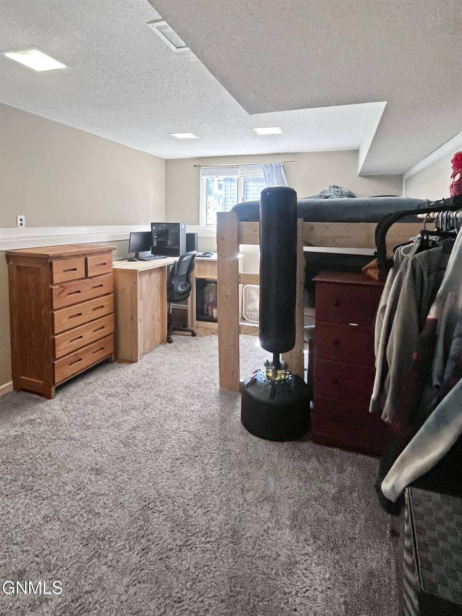 910 8th Avenue West, Williston, ND 58801