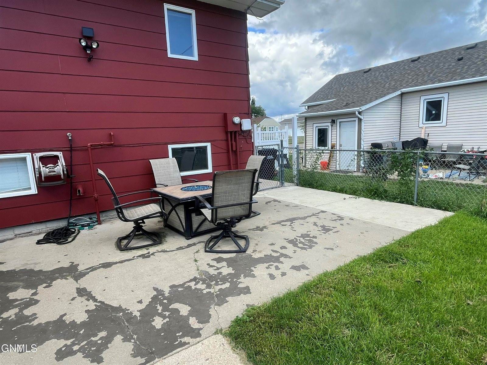 910 8th Avenue West, Williston, ND 58801