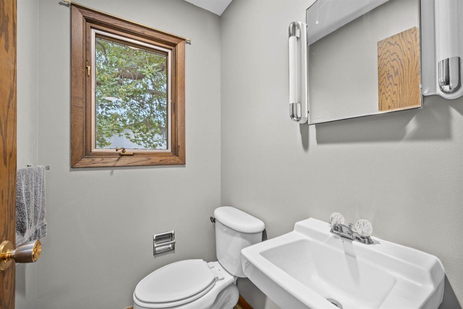 1704 4th St SE, Minot, ND 58701