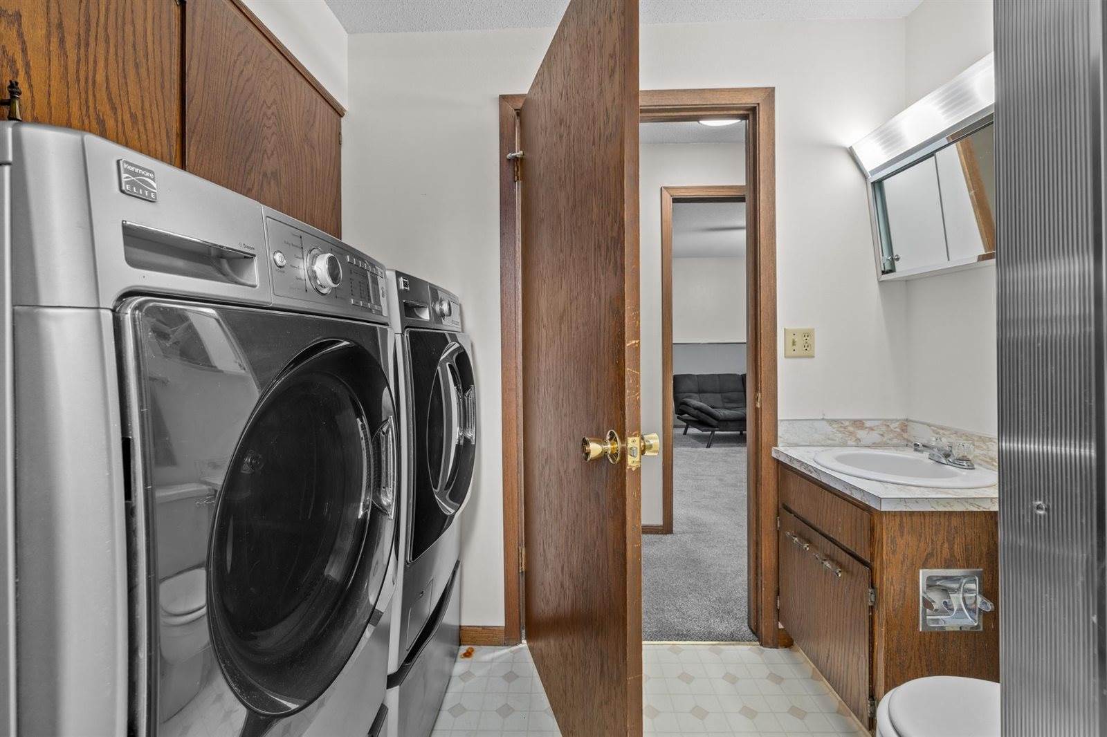 1704 4th St SE, Minot, ND 58701