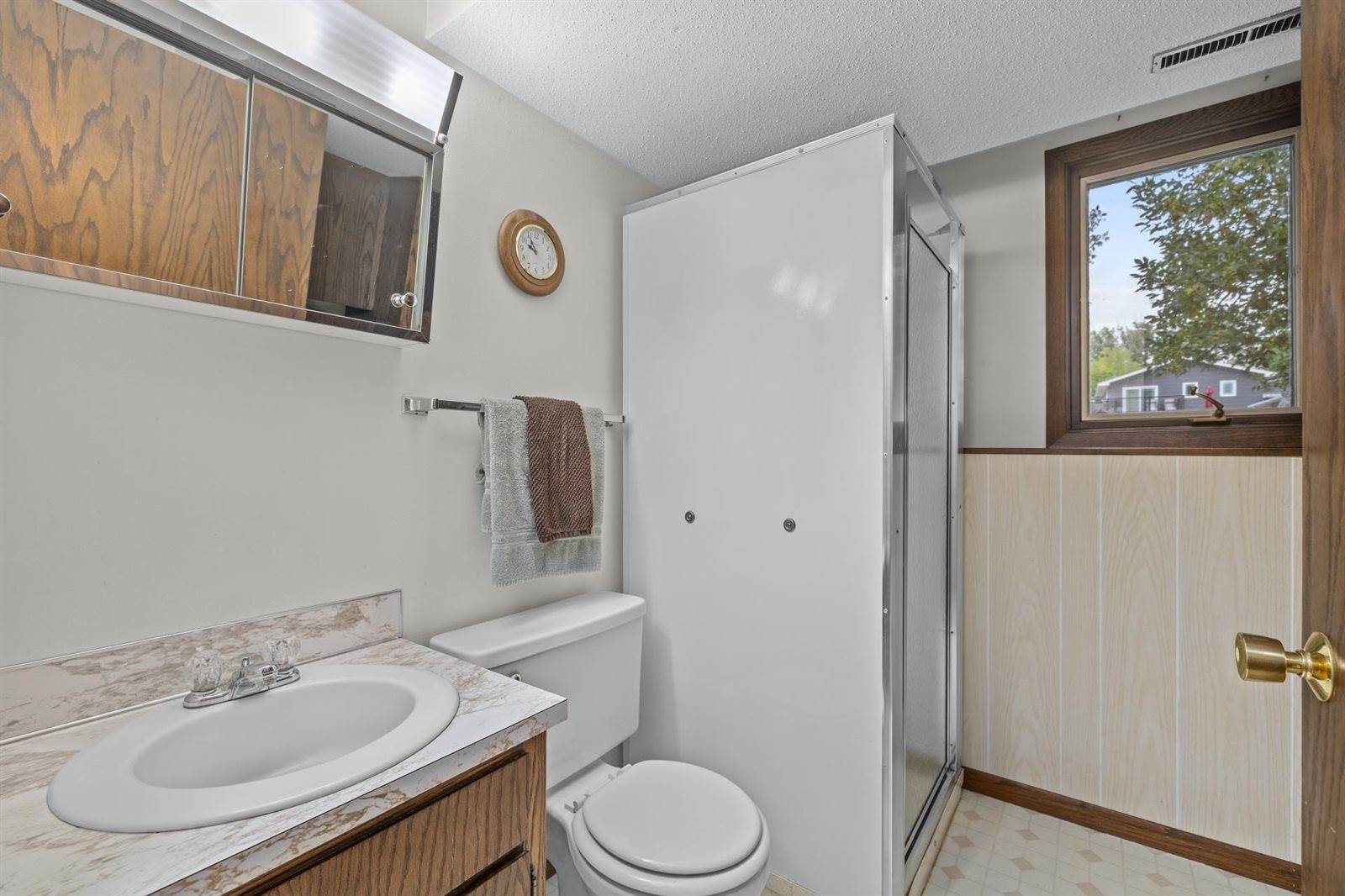 1704 4th St SE, Minot, ND 58701