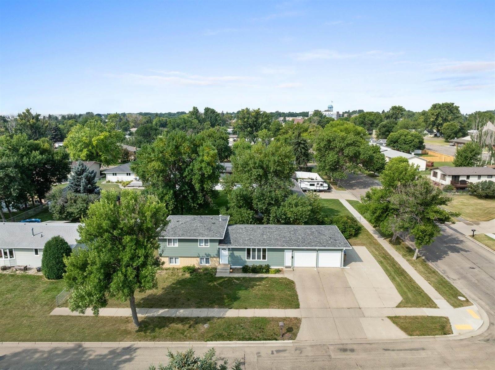 1704 4th St SE, Minot, ND 58701