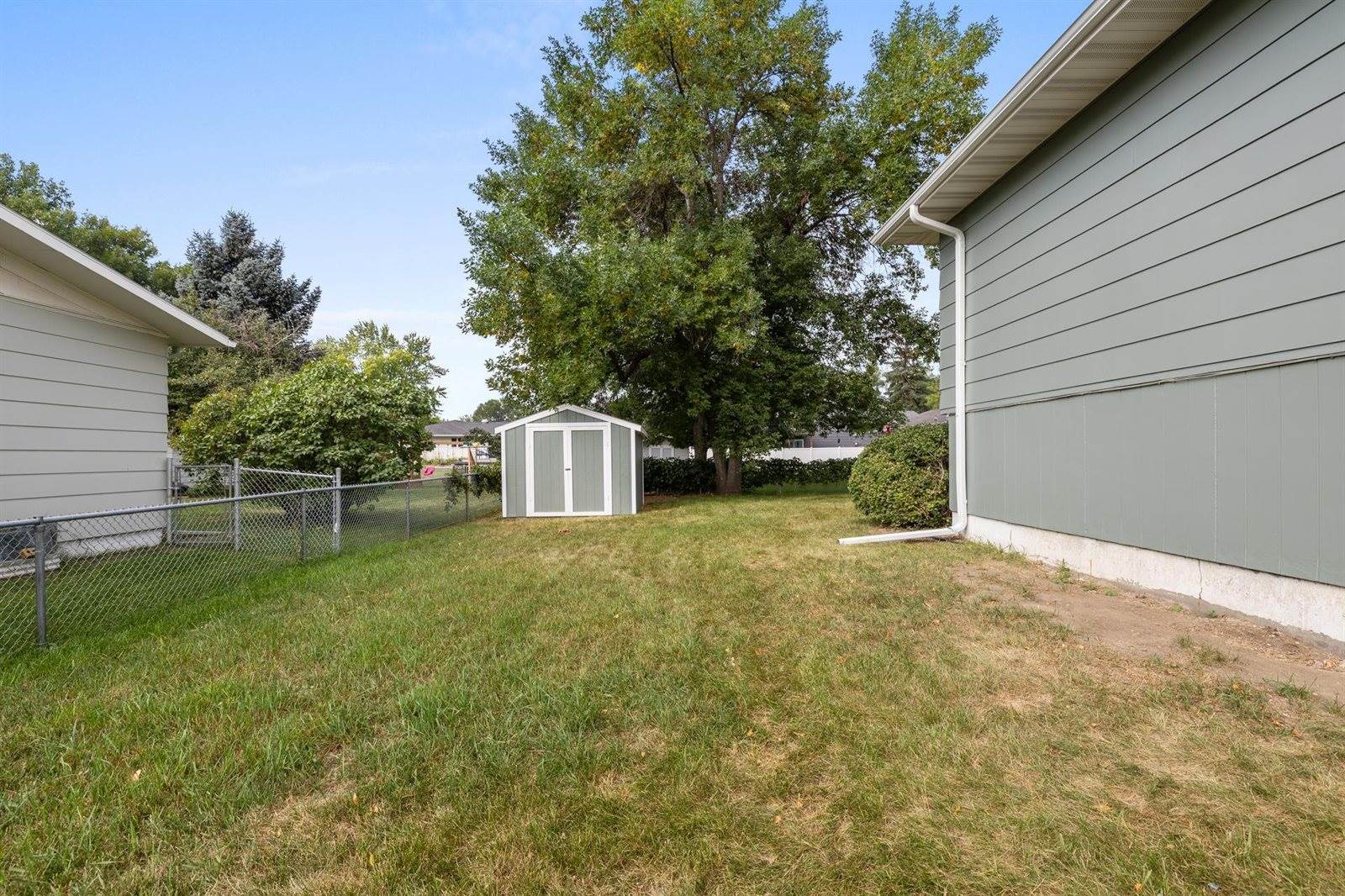 1704 4th St SE, Minot, ND 58701