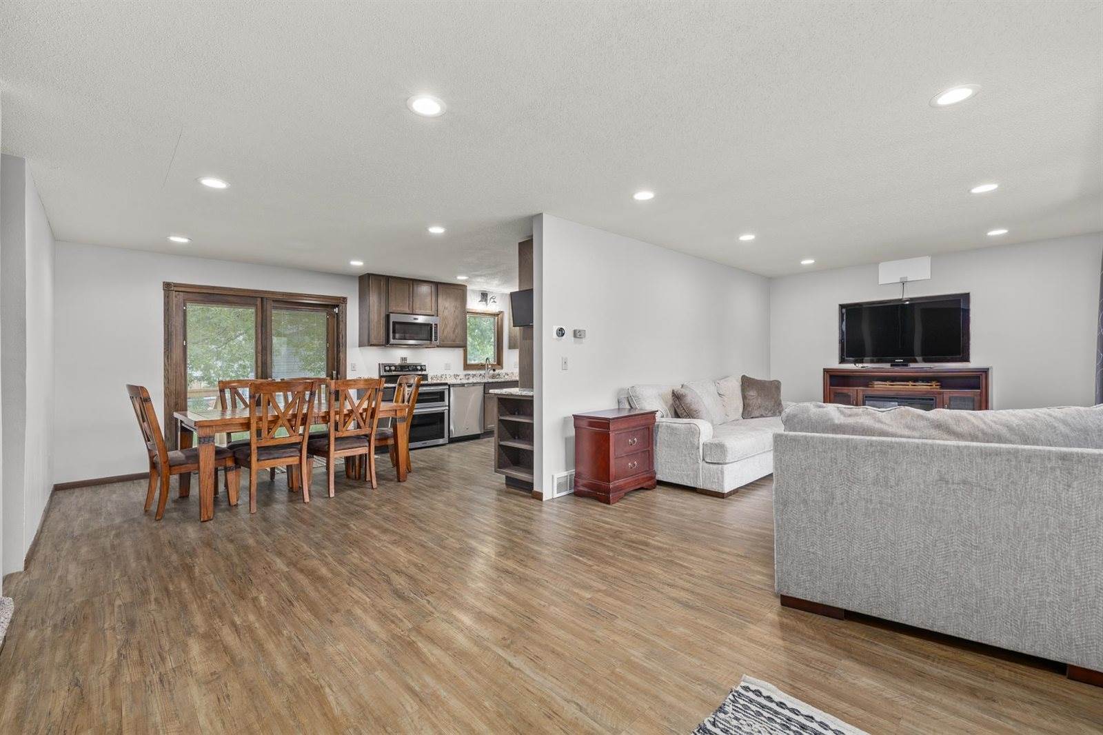 1704 4th St SE, Minot, ND 58701