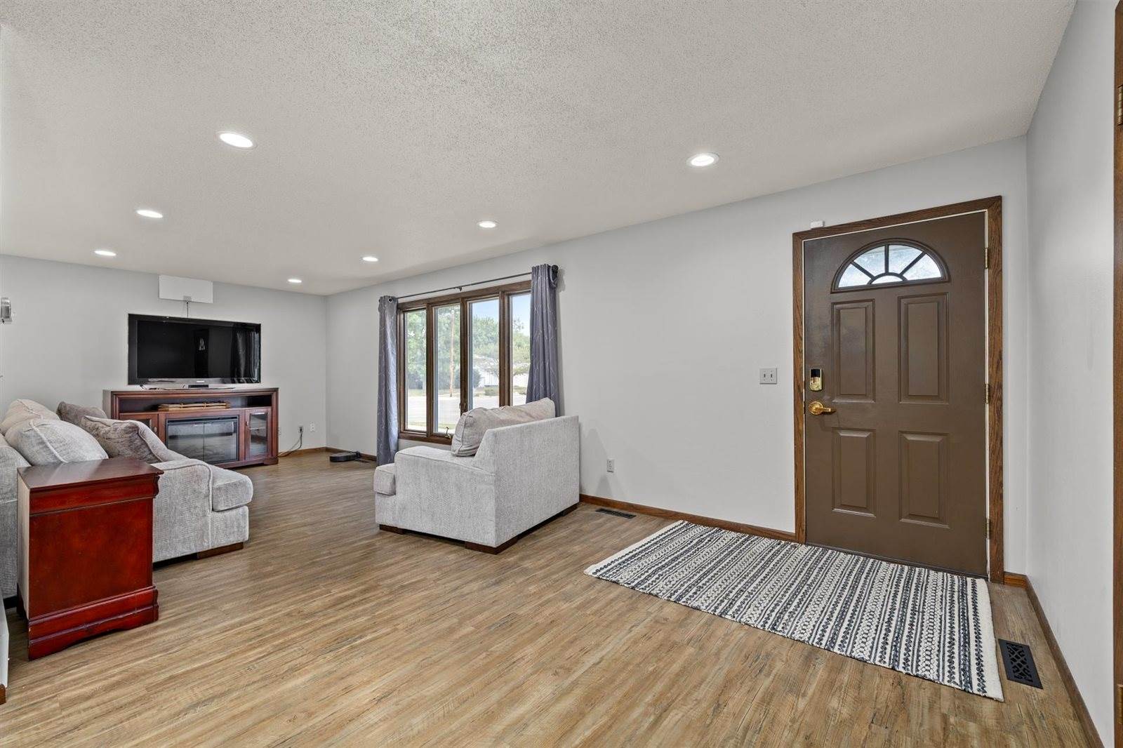 1704 4th St SE, Minot, ND 58701