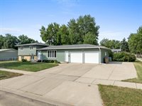 1704 4th St SE, Minot, ND 58701