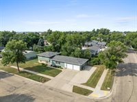 1704 4th St SE, Minot, ND 58701