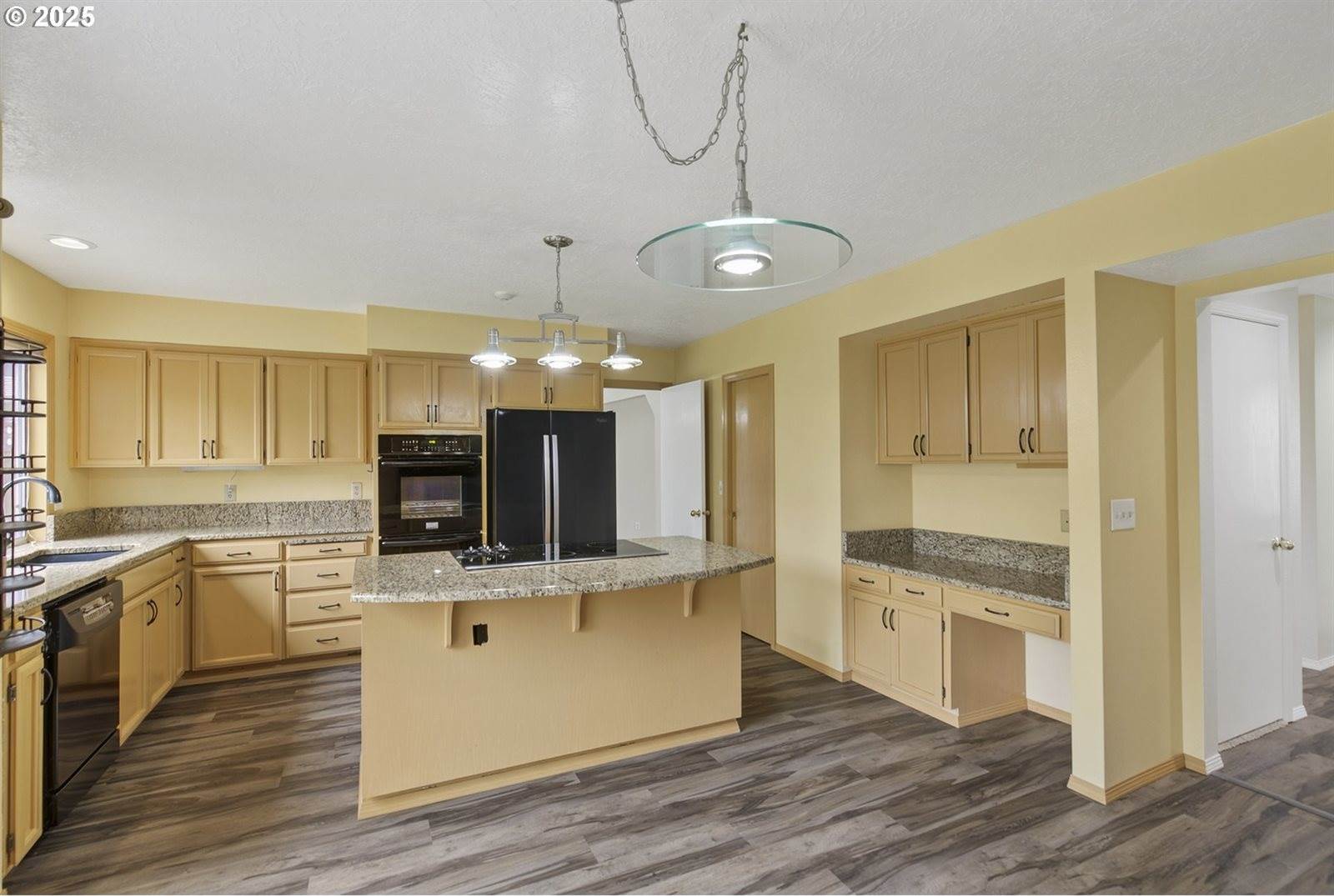 618 SE Greenway Dr, Gresham, OR 97080