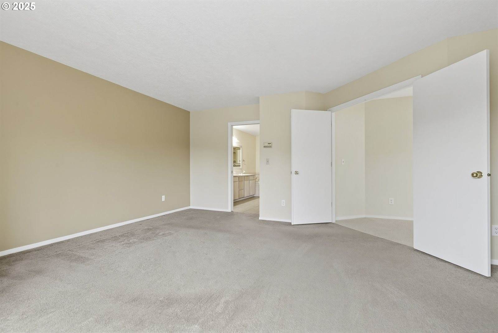 618 SE Greenway Dr, Gresham, OR 97080