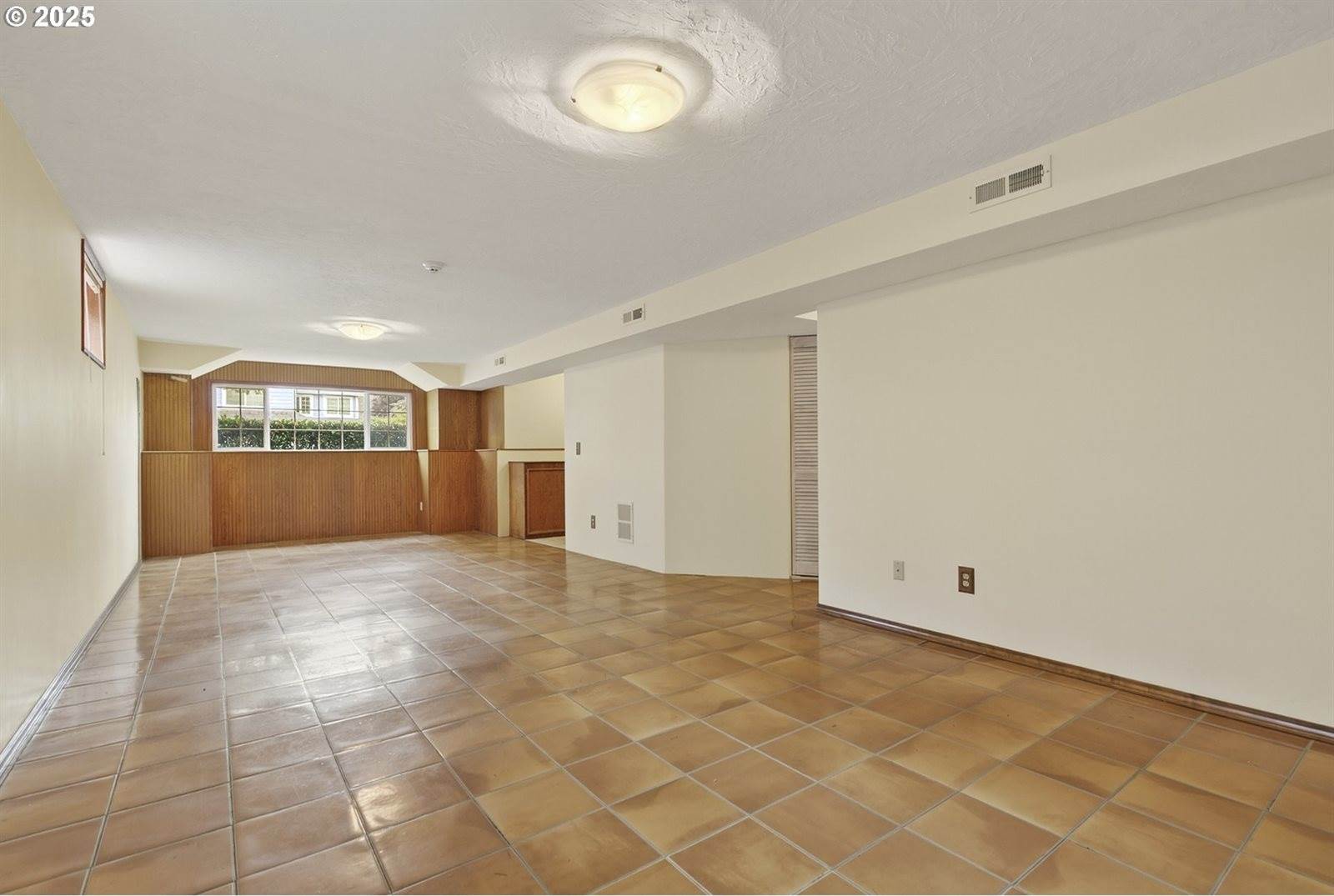 618 SE Greenway Dr, Gresham, OR 97080