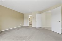 618 SE Greenway Dr, Gresham, OR 97080