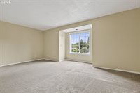 618 SE Greenway Dr, Gresham, OR 97080