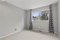 618 SE Greenway Dr, Gresham, OR 97080