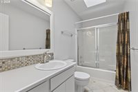 618 SE Greenway Dr, Gresham, OR 97080