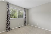 618 SE Greenway Dr, Gresham, OR 97080
