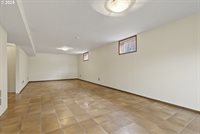 618 SE Greenway Dr, Gresham, OR 97080