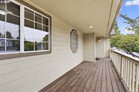 618 SE Greenway Dr, Gresham, OR 97080