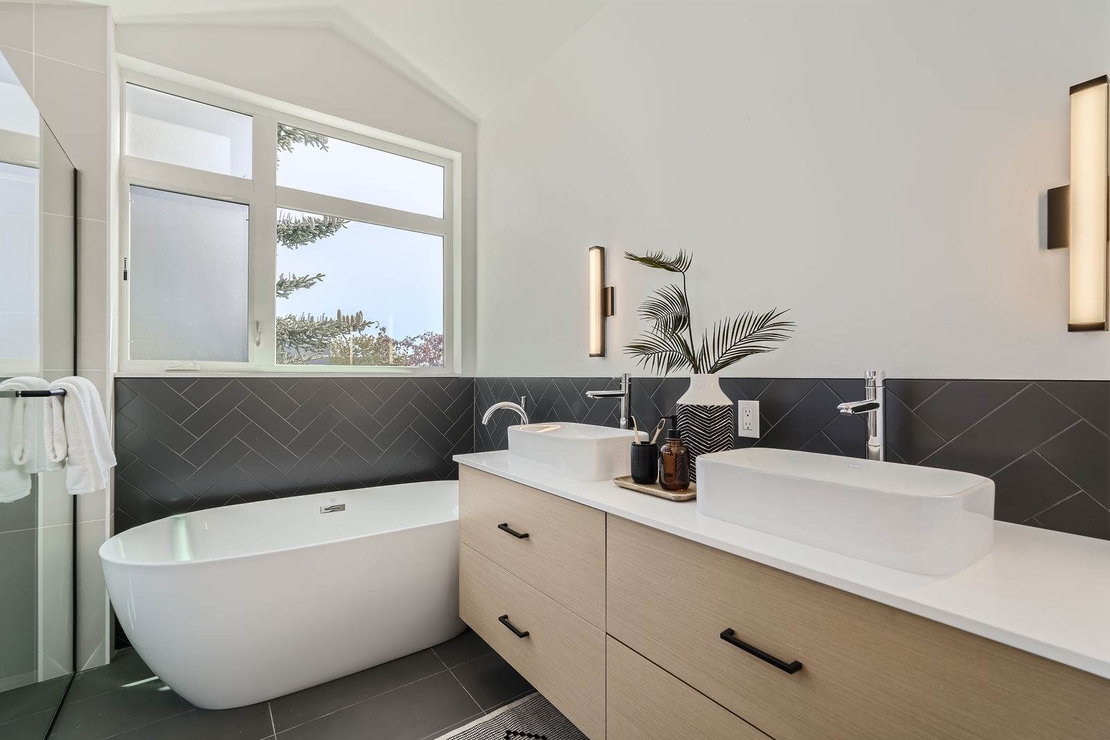 515 Howe St, Seattle, WA 98109