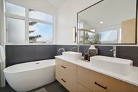 515 Howe St, Seattle, WA 98109