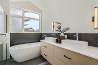 515 Howe St, Seattle, WA 98109