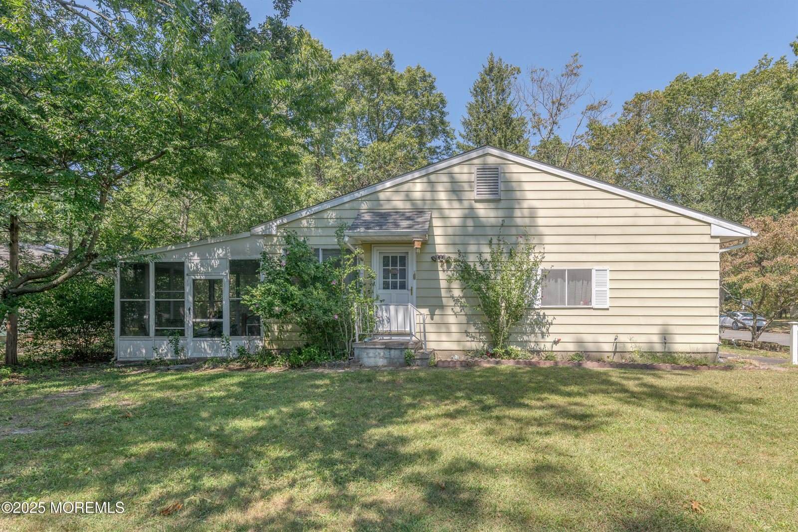 4 California Drive, Whiting, NJ 08759