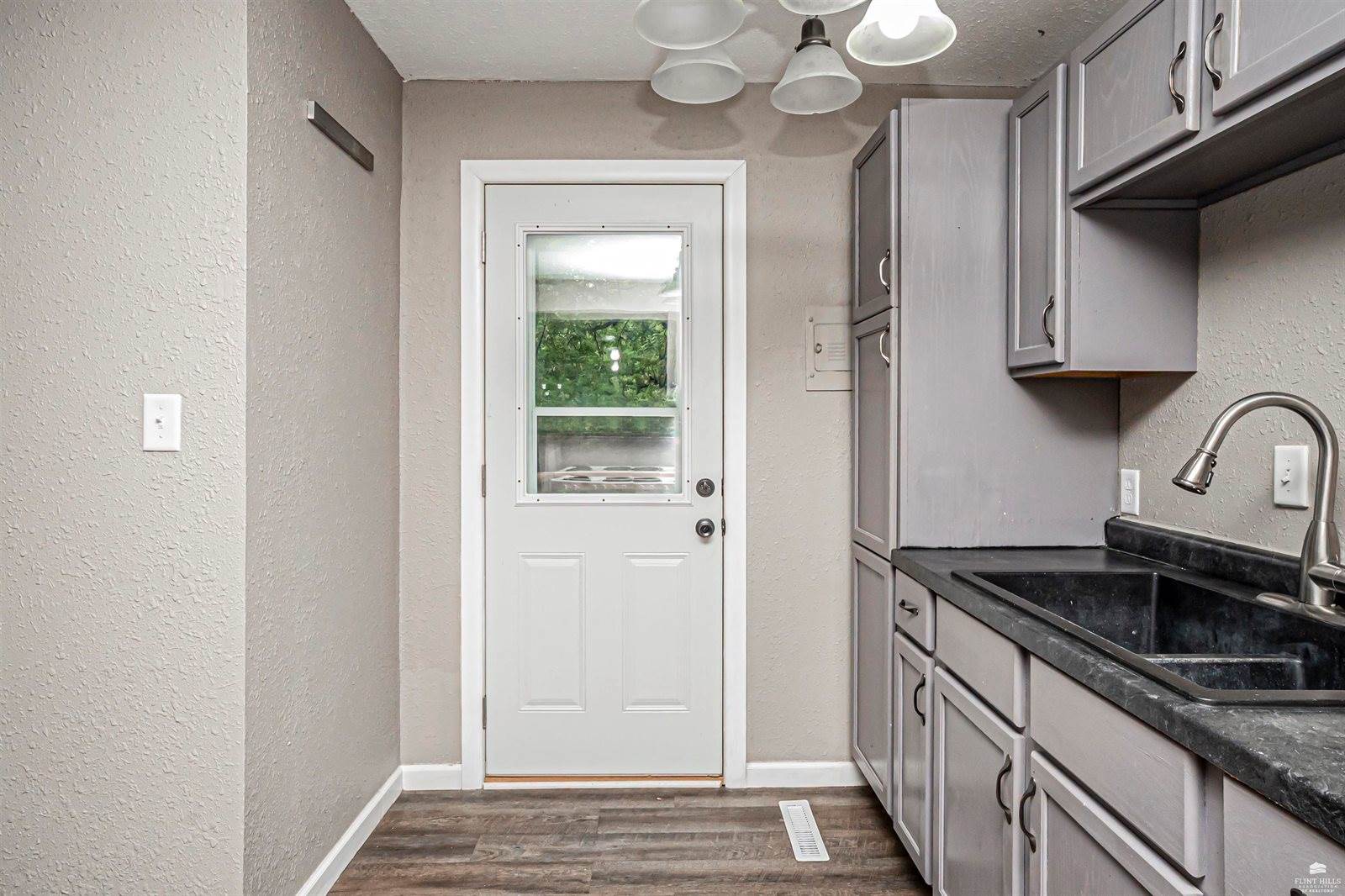 2425 Old 40 Highway, Junction City, KS 66441