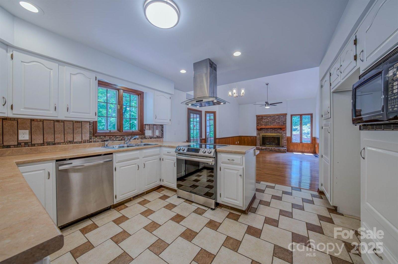 452 Cragmont Road, Black Mountain, NC 28711