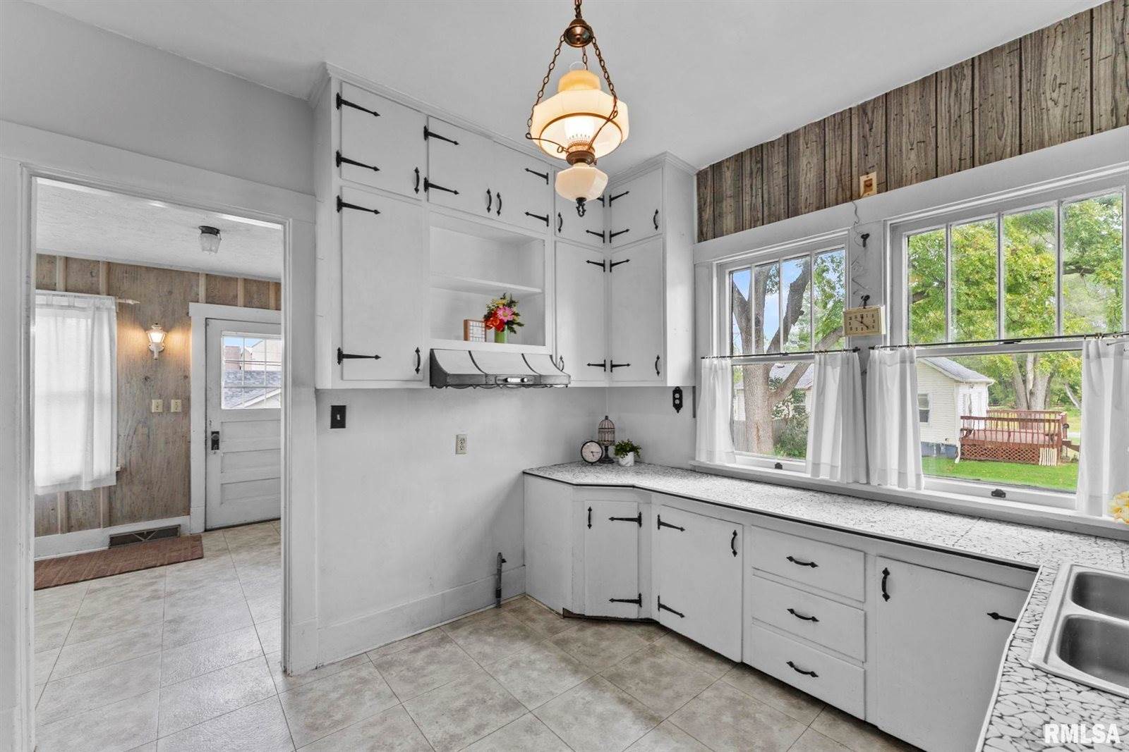 217 40TH Street, Moline, IL 61265