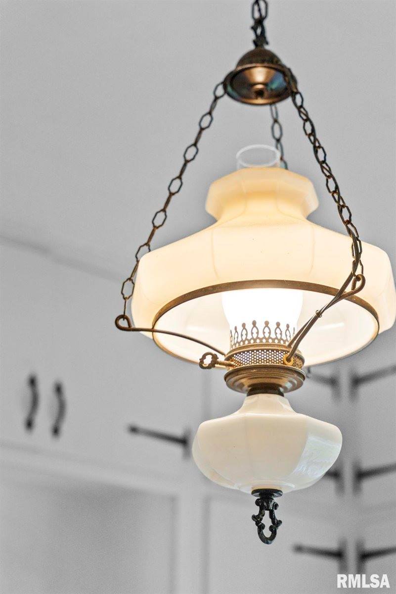 217 40TH Street, Moline, IL 61265