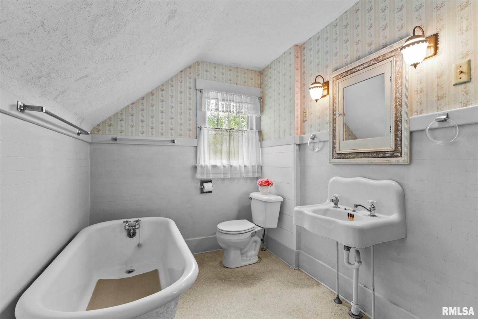 217 40TH Street, Moline, IL 61265