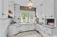 217 40TH Street, Moline, IL 61265