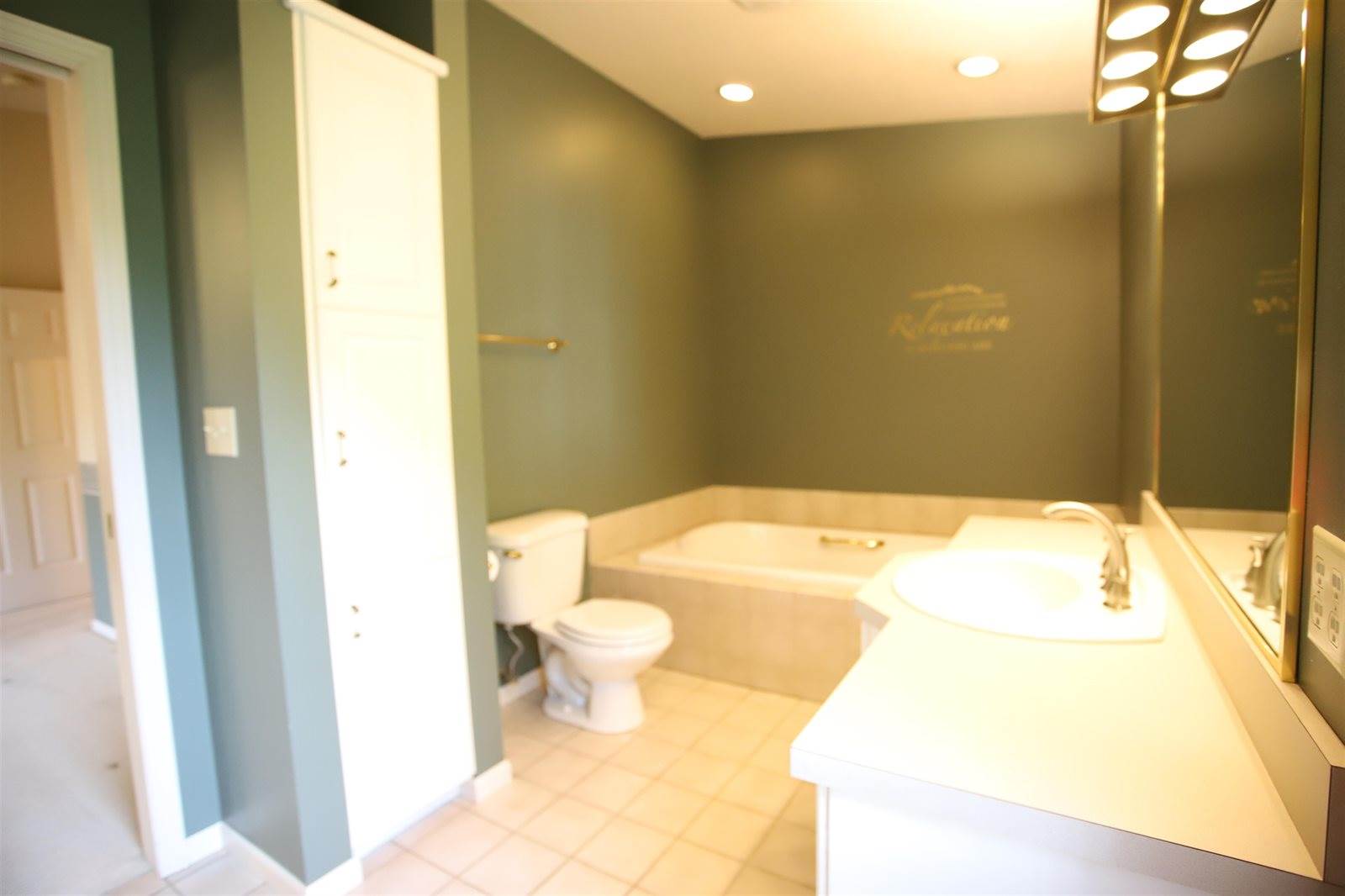 909 15 1/2 Ave SE, Minot, ND 58701