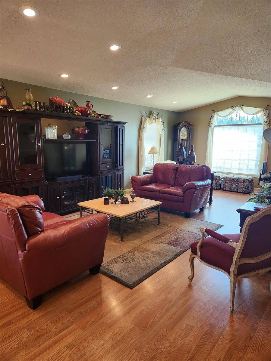 909 15 1/2 Ave SE, Minot, ND 58701