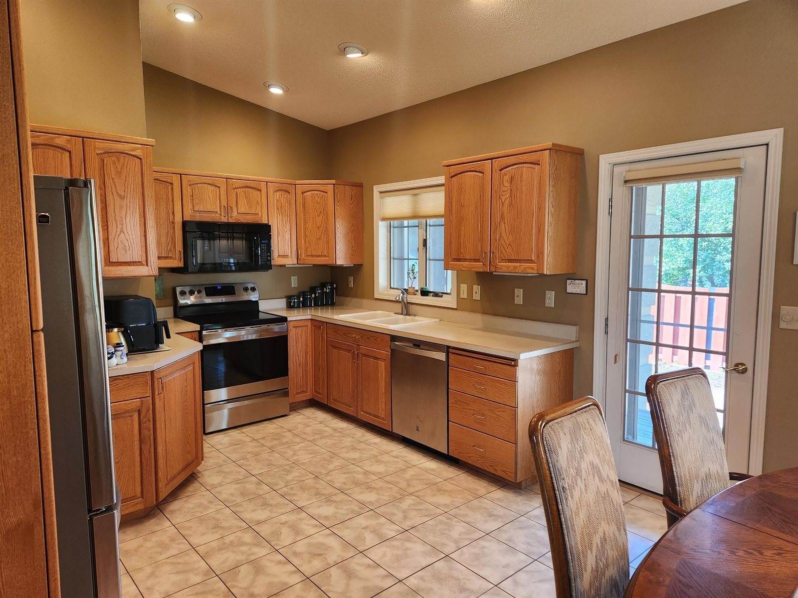 909 15 1/2 Ave SE, Minot, ND 58701