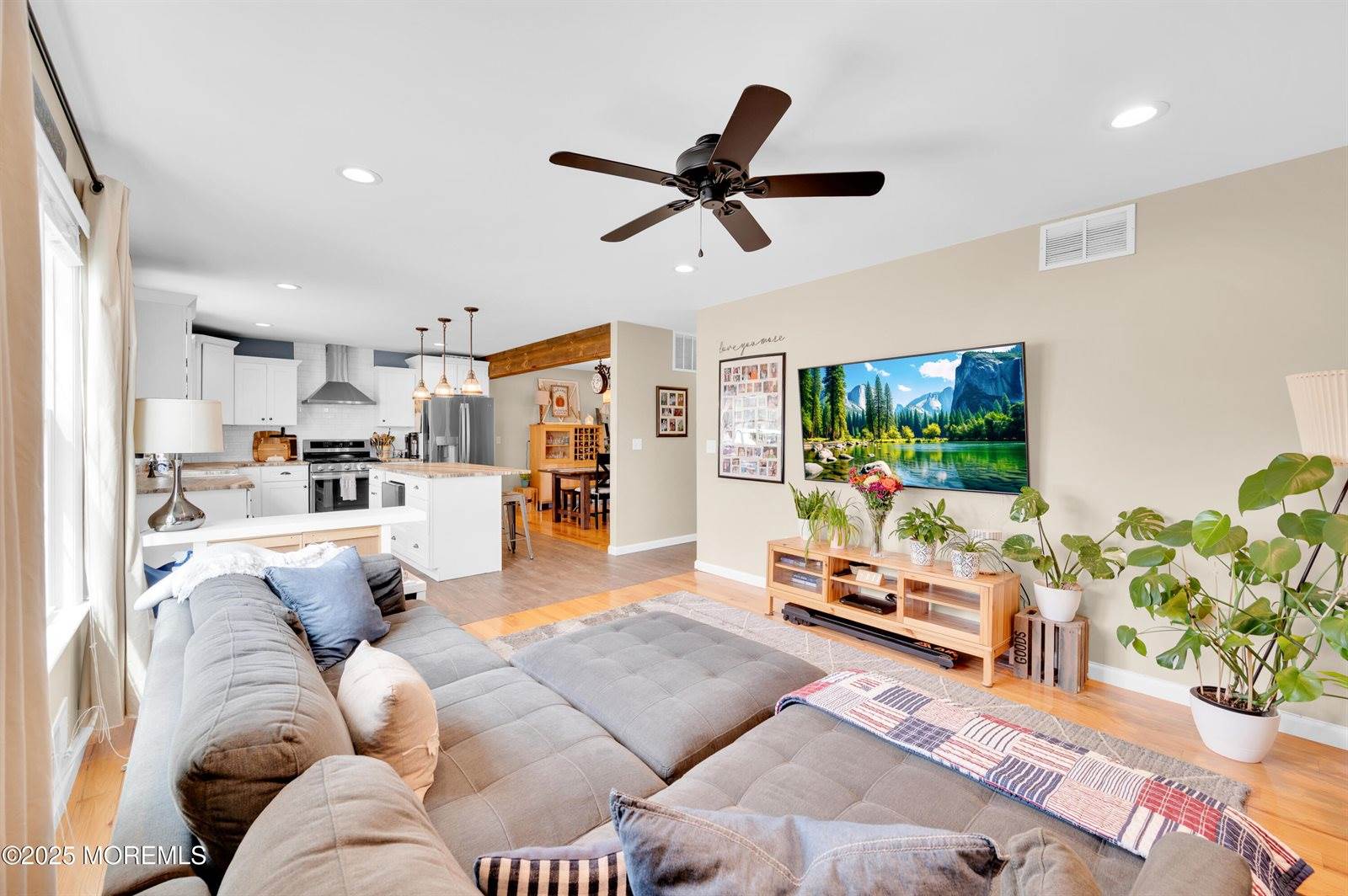 16 East Shenendoah Road, Howell, NJ 07731