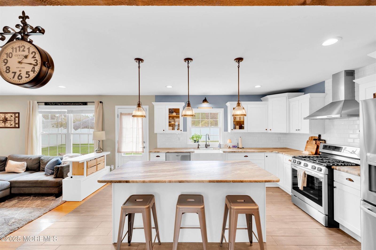 16 East Shenendoah Road, Howell, NJ 07731