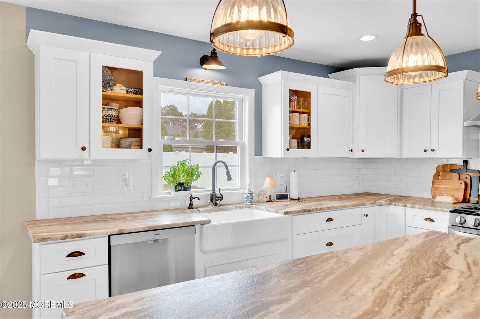 16 East Shenendoah Road, Howell, NJ 07731