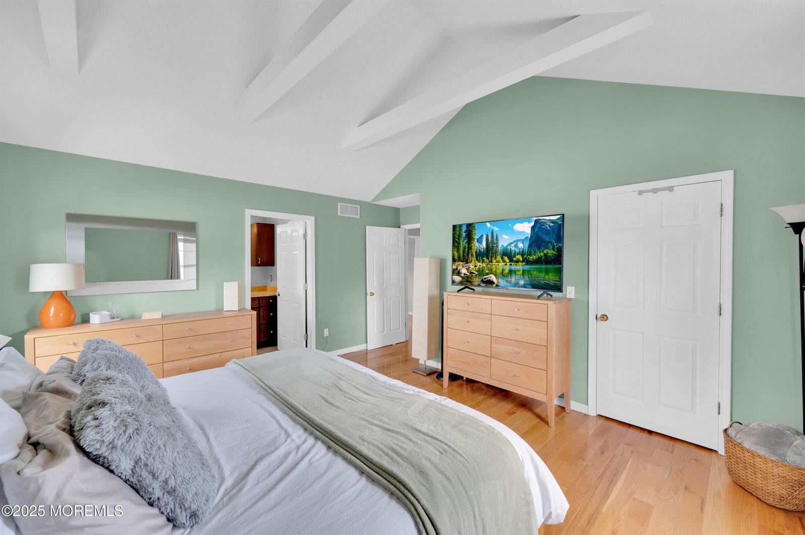 16 East Shenendoah Road, Howell, NJ 07731