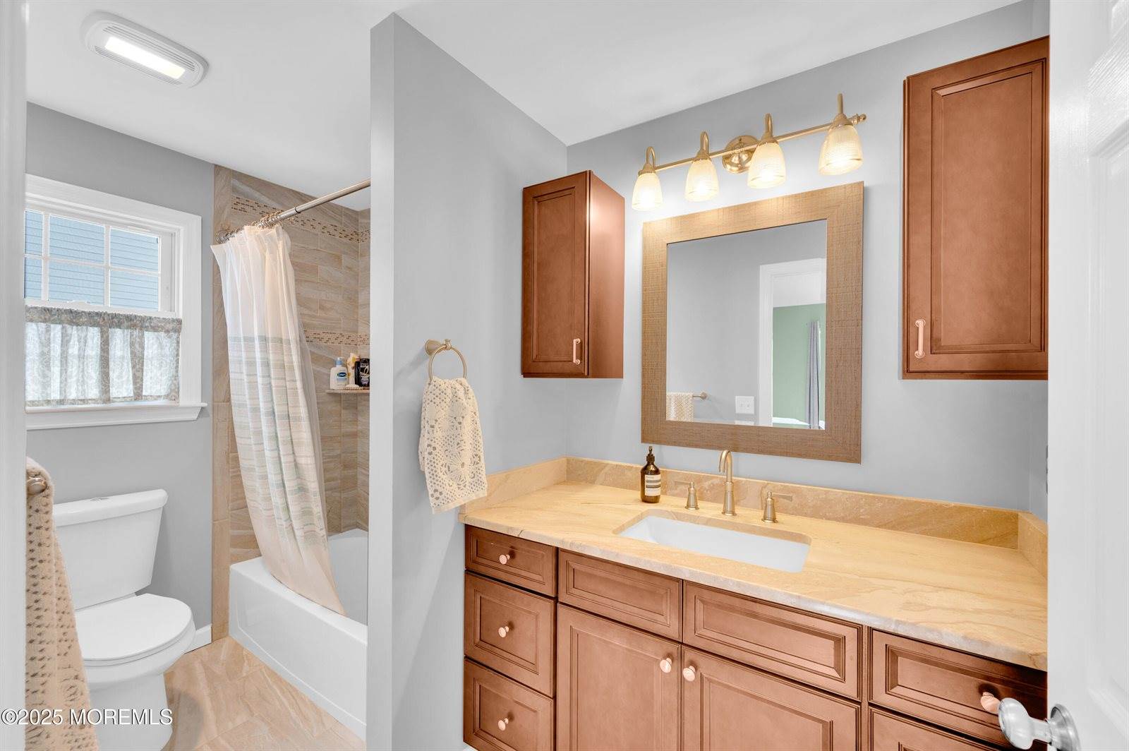 16 East Shenendoah Road, Howell, NJ 07731